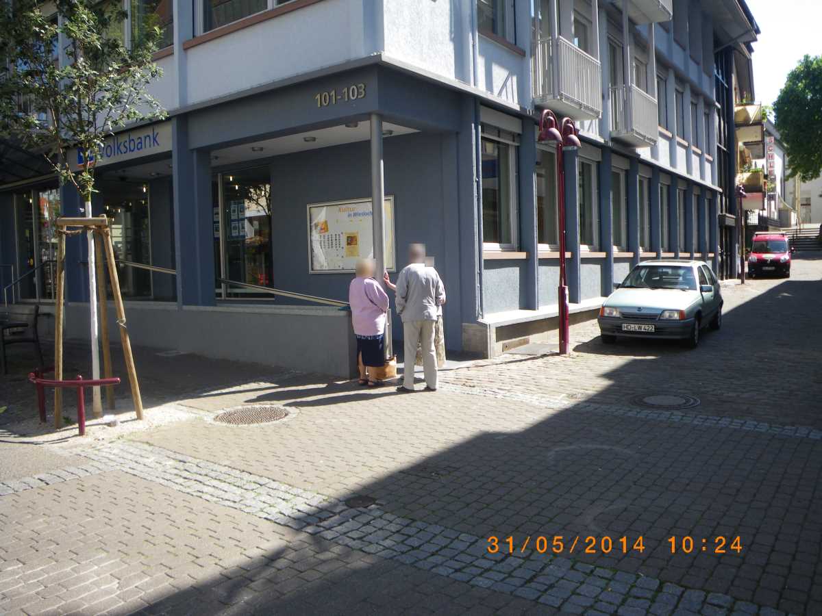 Jehovas Zeugen in Wiesloch preisen ihre Irrlehre in Cafés an