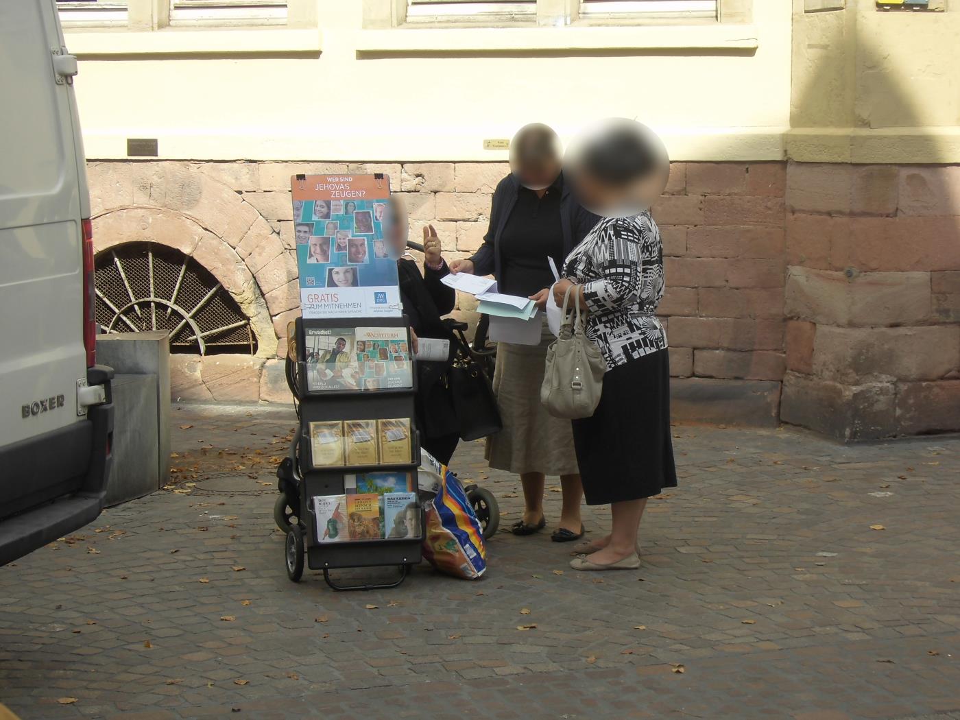 Heidelberger Zeugen Jehovas verschwinden wie erwischte Diebe – durchs Hintertürchen!