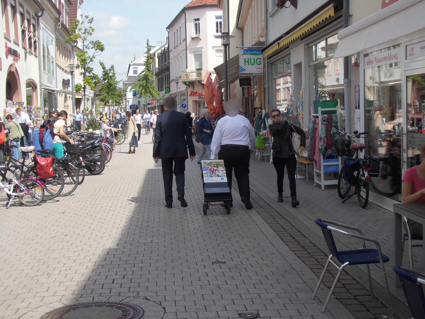 Flohmarkt in Speyer und Zeugen Jehovas mit alter Literatur