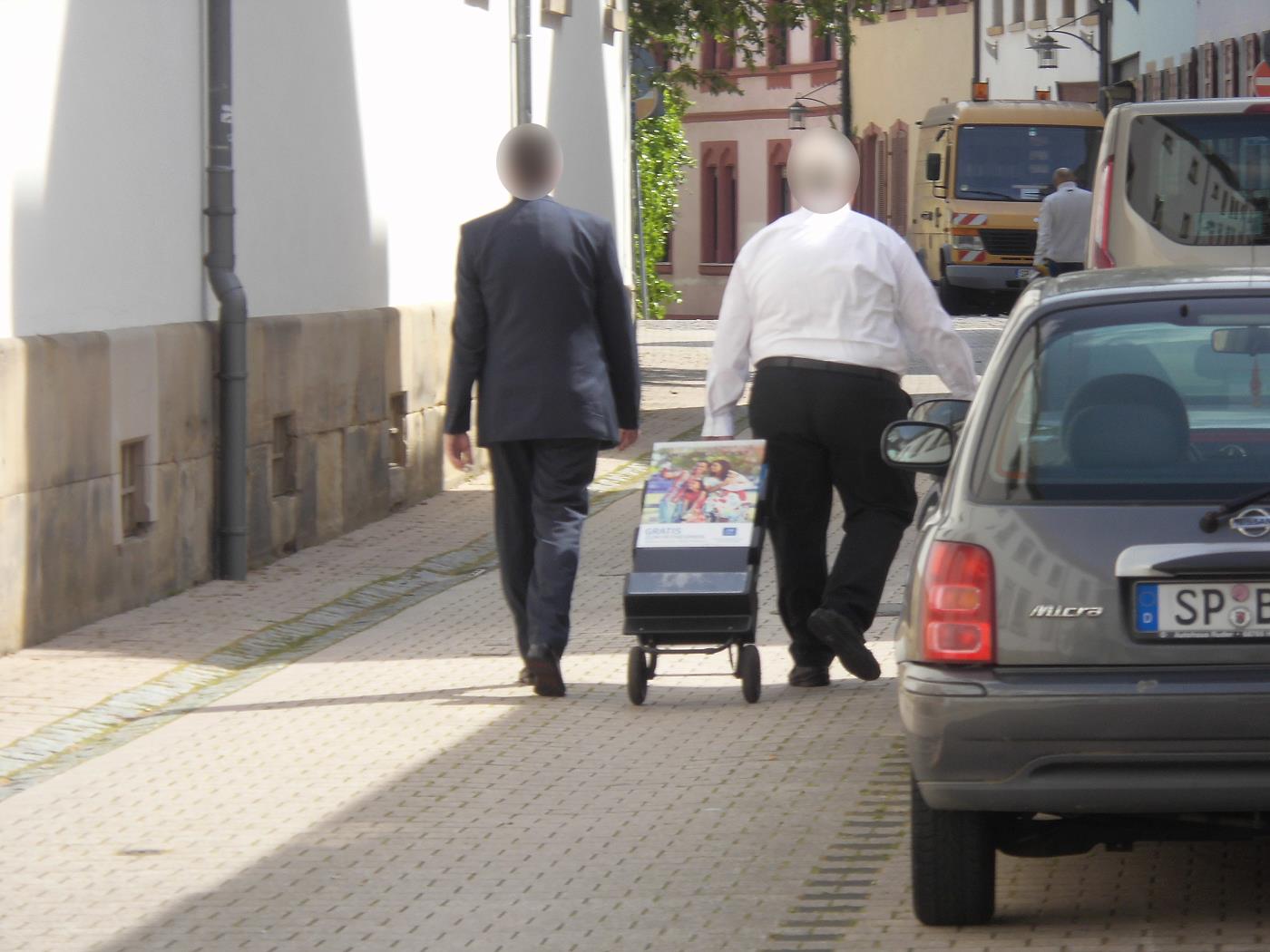 Flohmarkt in Speyer und Zeugen Jehovas mit alter Literatur
