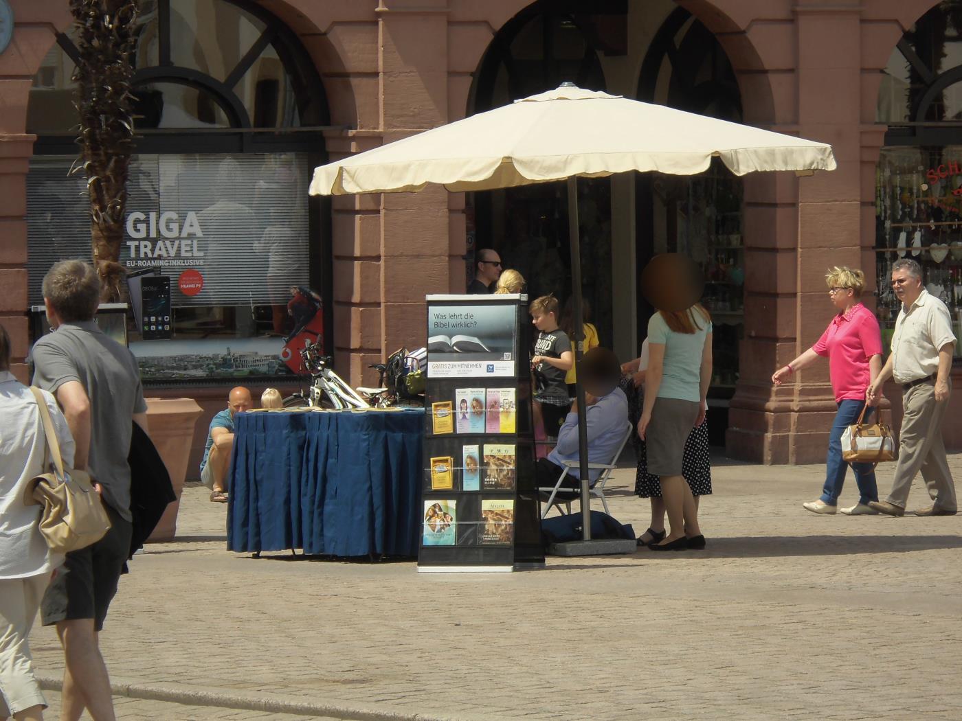 Jehovas Zeugen in Speyer klein mit Hut