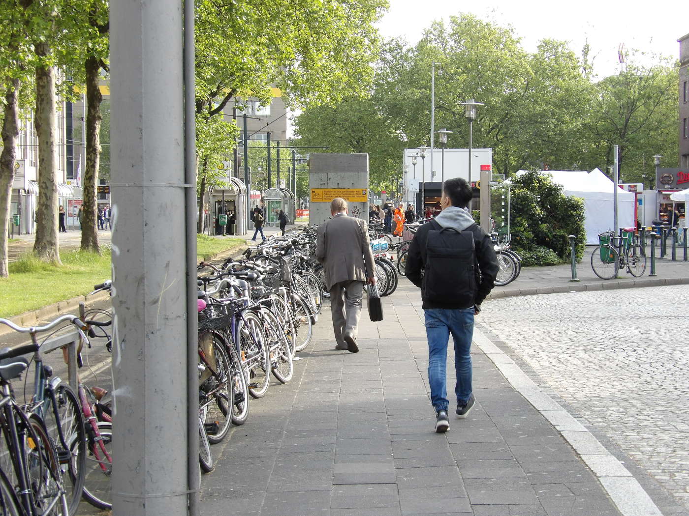 Zeuge Jehovas in Düsseldorf – Religion mit Schlips und Kragen