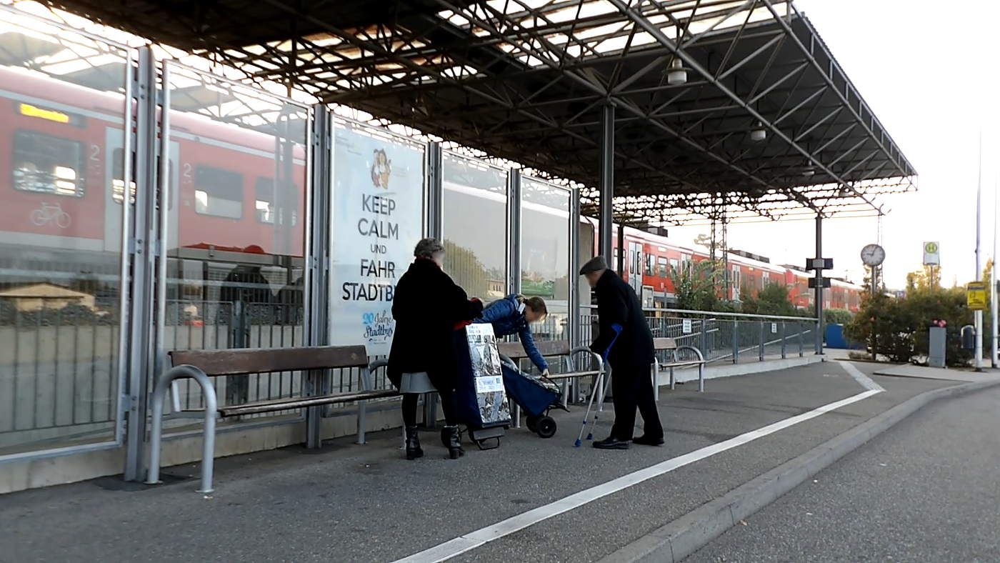 Bahnhof Wiesloch-Walldorf – ernstes Publikum – keine grün und Merkel-Verdorbenen