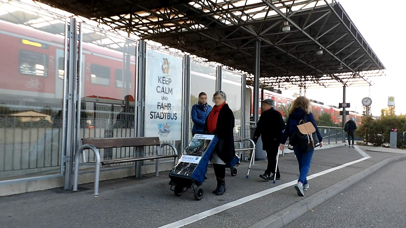 Bahnhof Wiesloch-Walldorf – ernstes Publikum – keine grün und Merkel-Verdorbenen