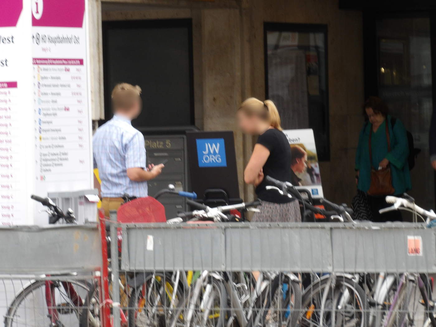 Zeugen Jehovas am Hauptbahnhof Heidelberg oder wie man als Zeuge Jehovas eine Zeugin erfolgreich anfasst