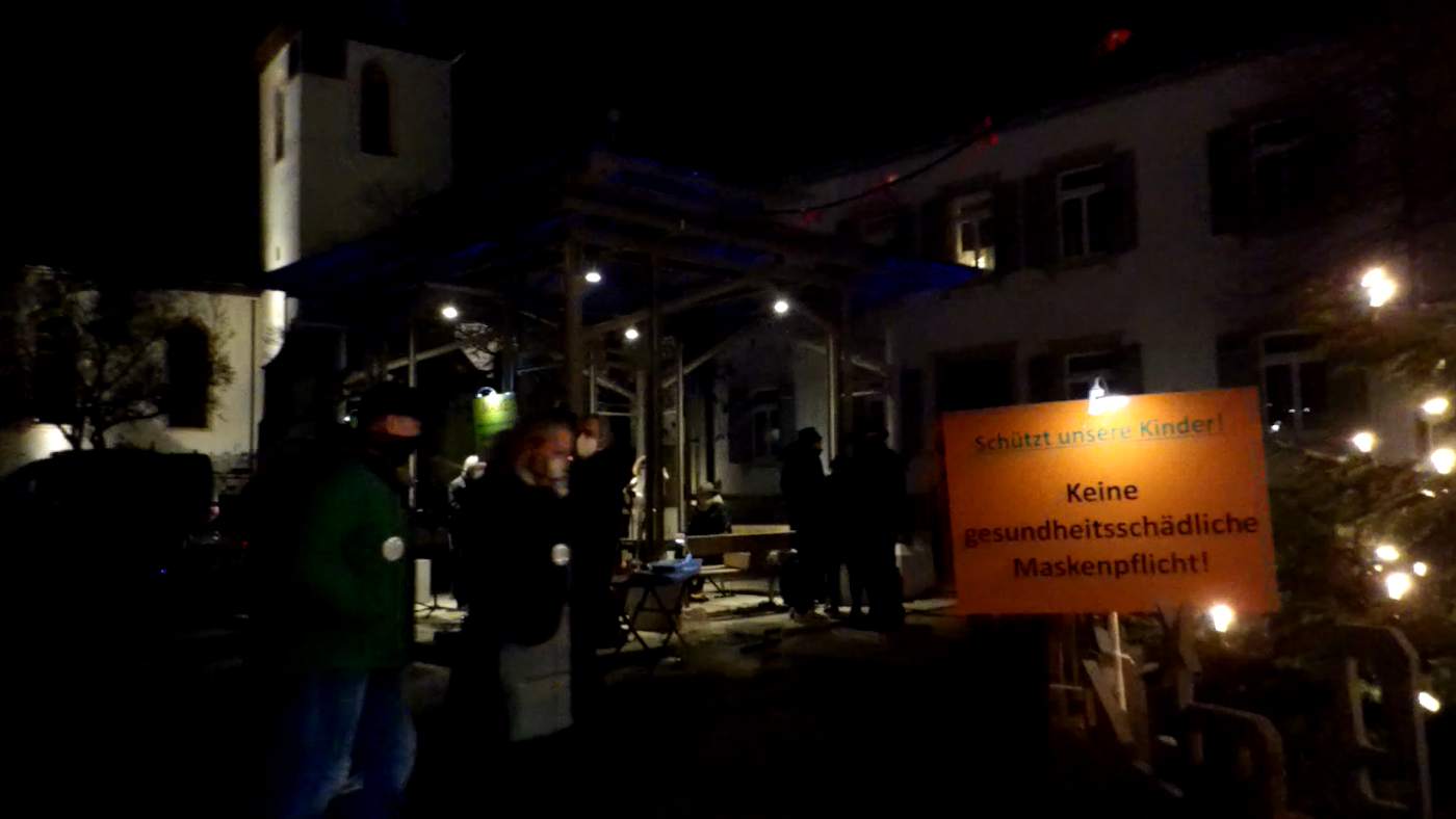 Mit dem Schild "Merkel sitzt die Kinder tot" in Walldorf