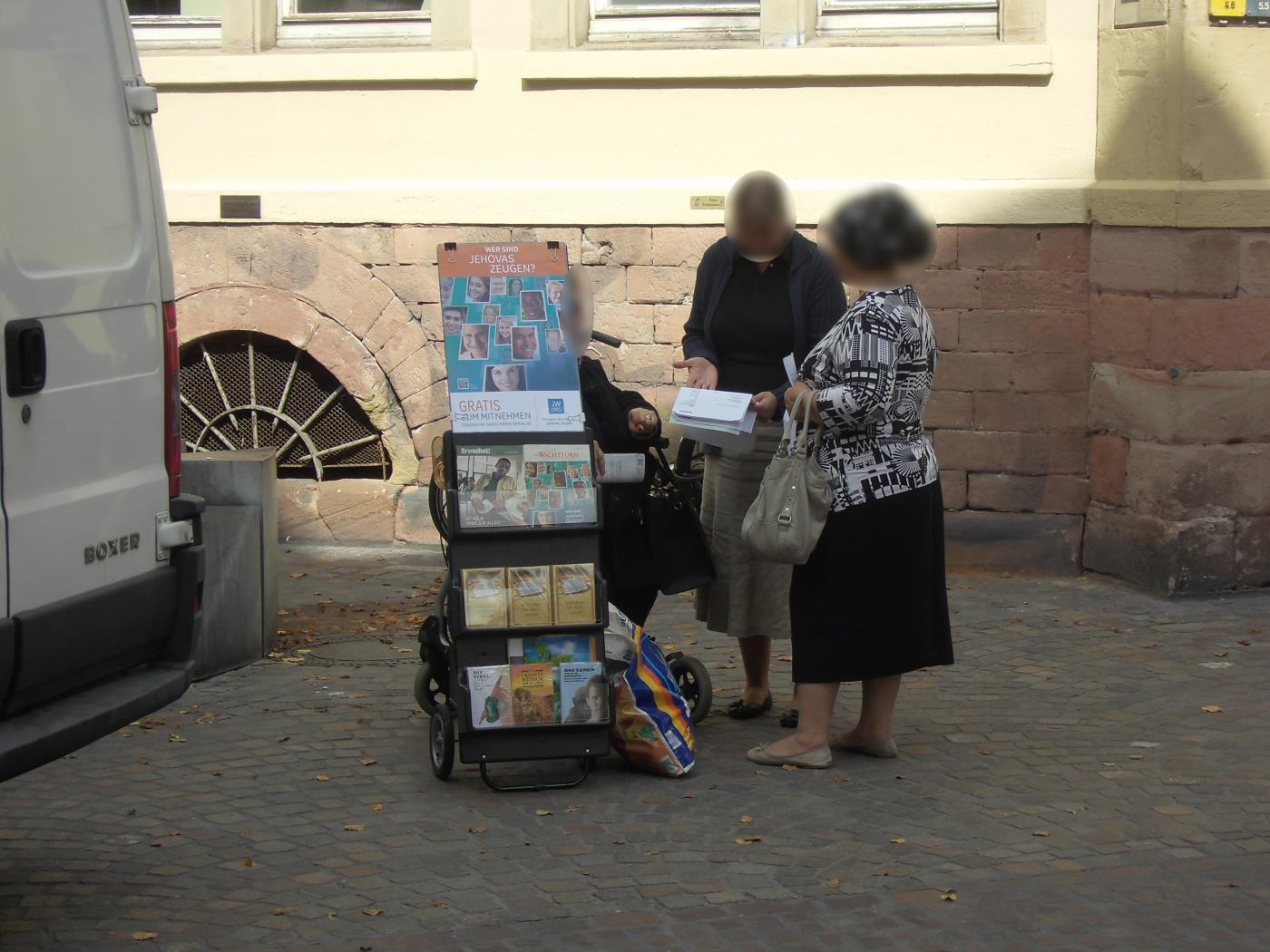 Heidelberg Jehovah's Witnesses disappear like caught thieves – through the back door!