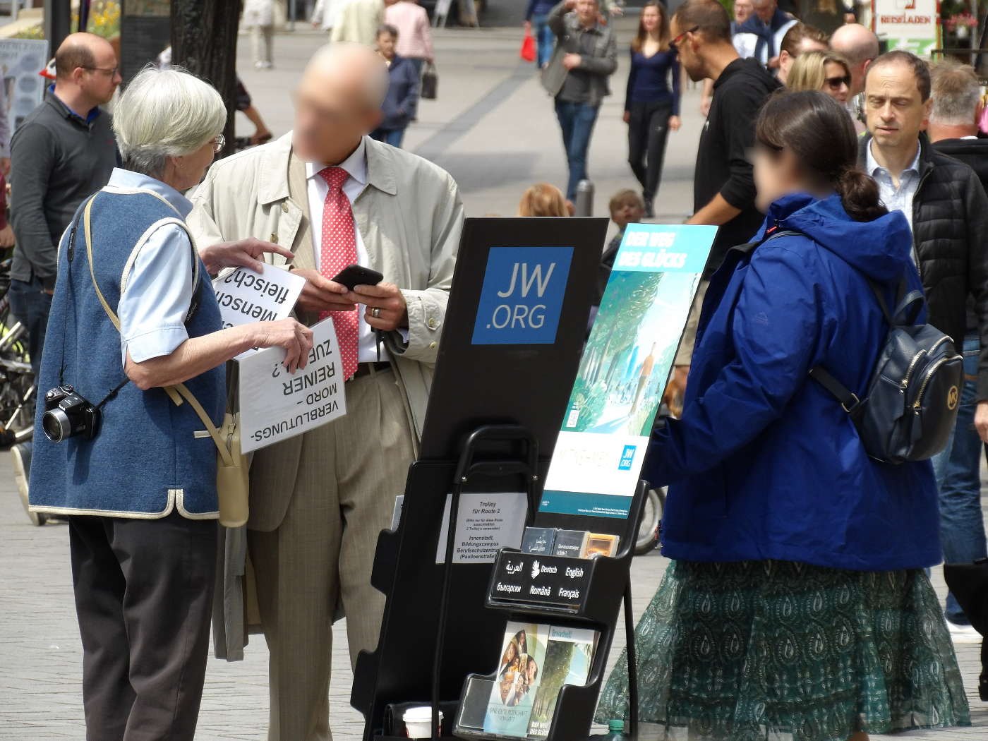 Jehovah's Witnesses: "Move along, please!"